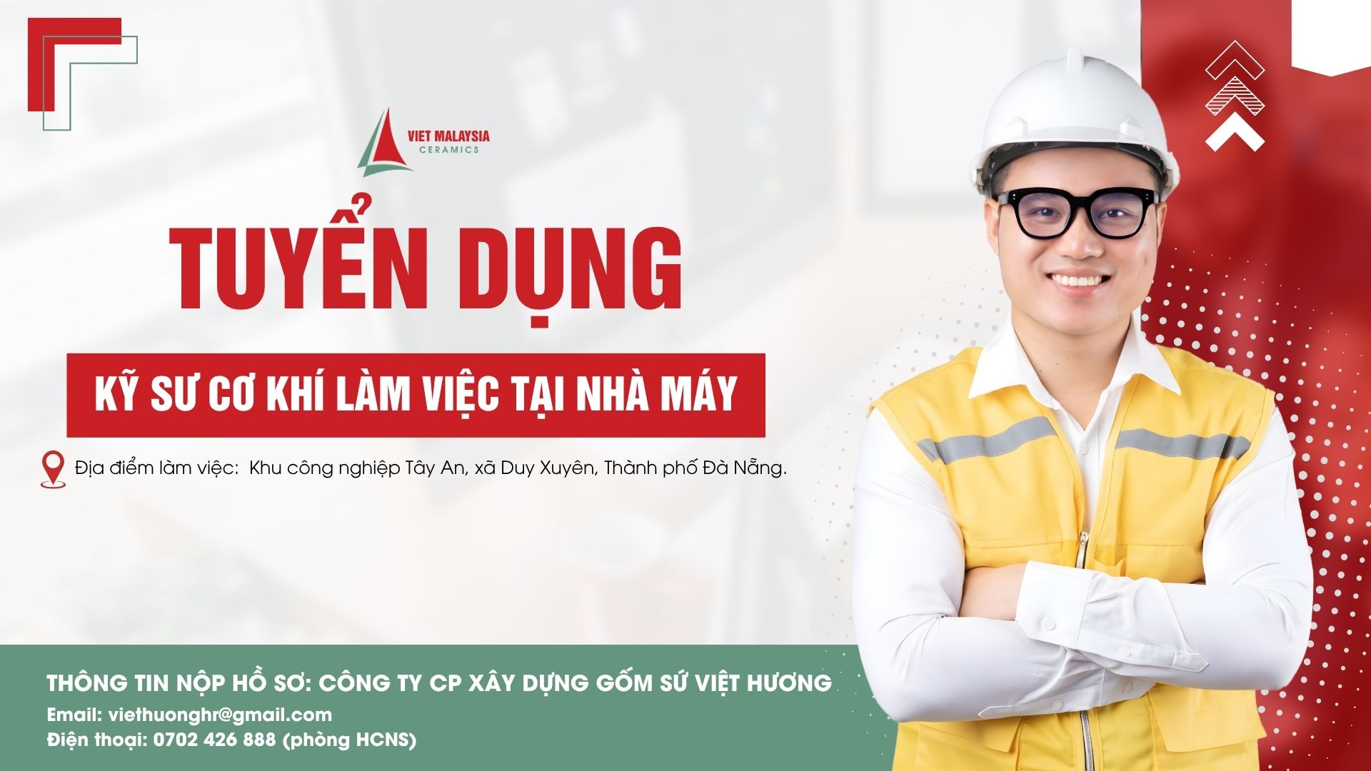 Kỹ sư cơ khí làm việc tại nhà máy