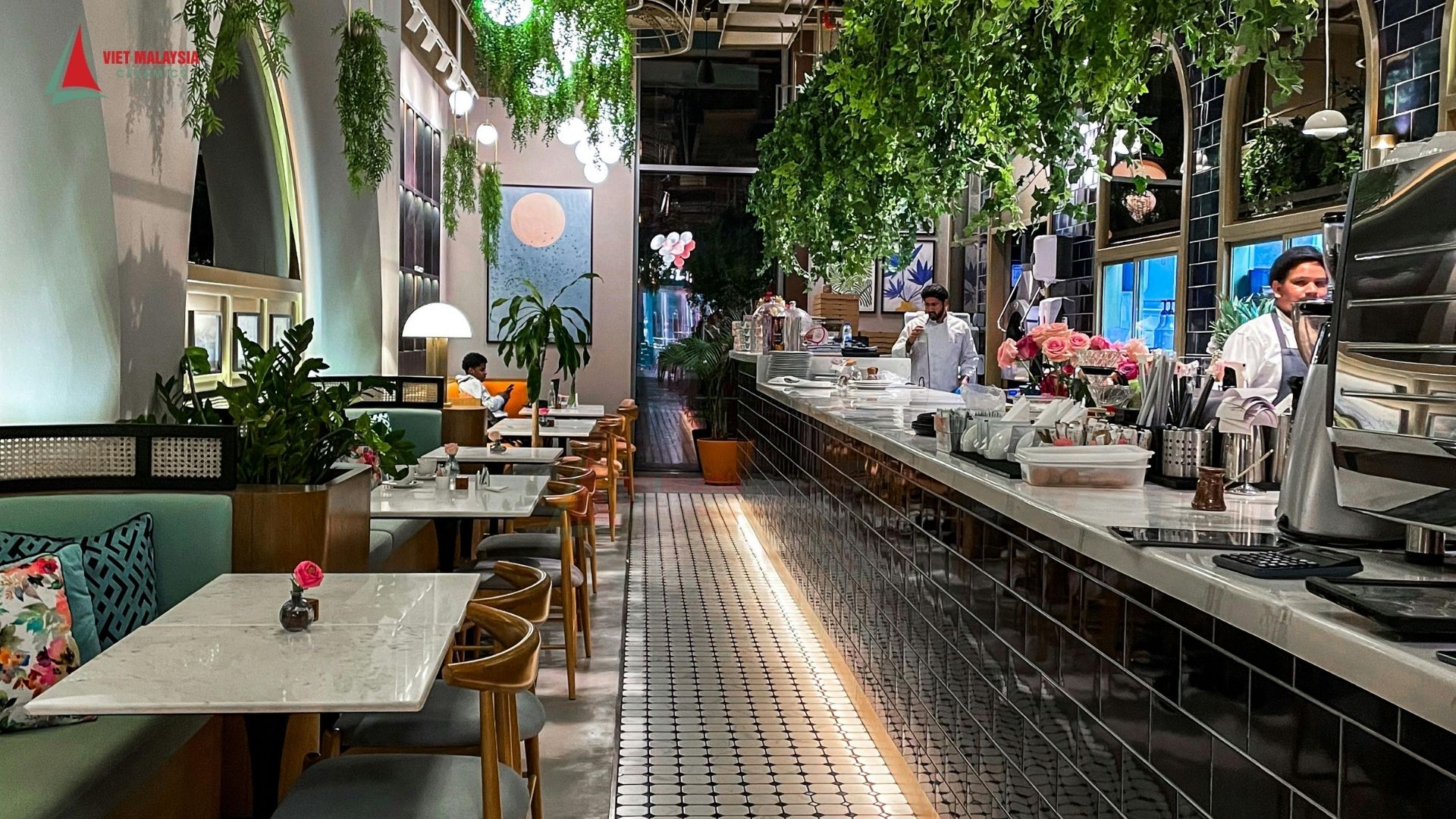 Gạch ốp quầy bar – Điểm nhấn phong cách cho không gian sang trọng và hiện đại