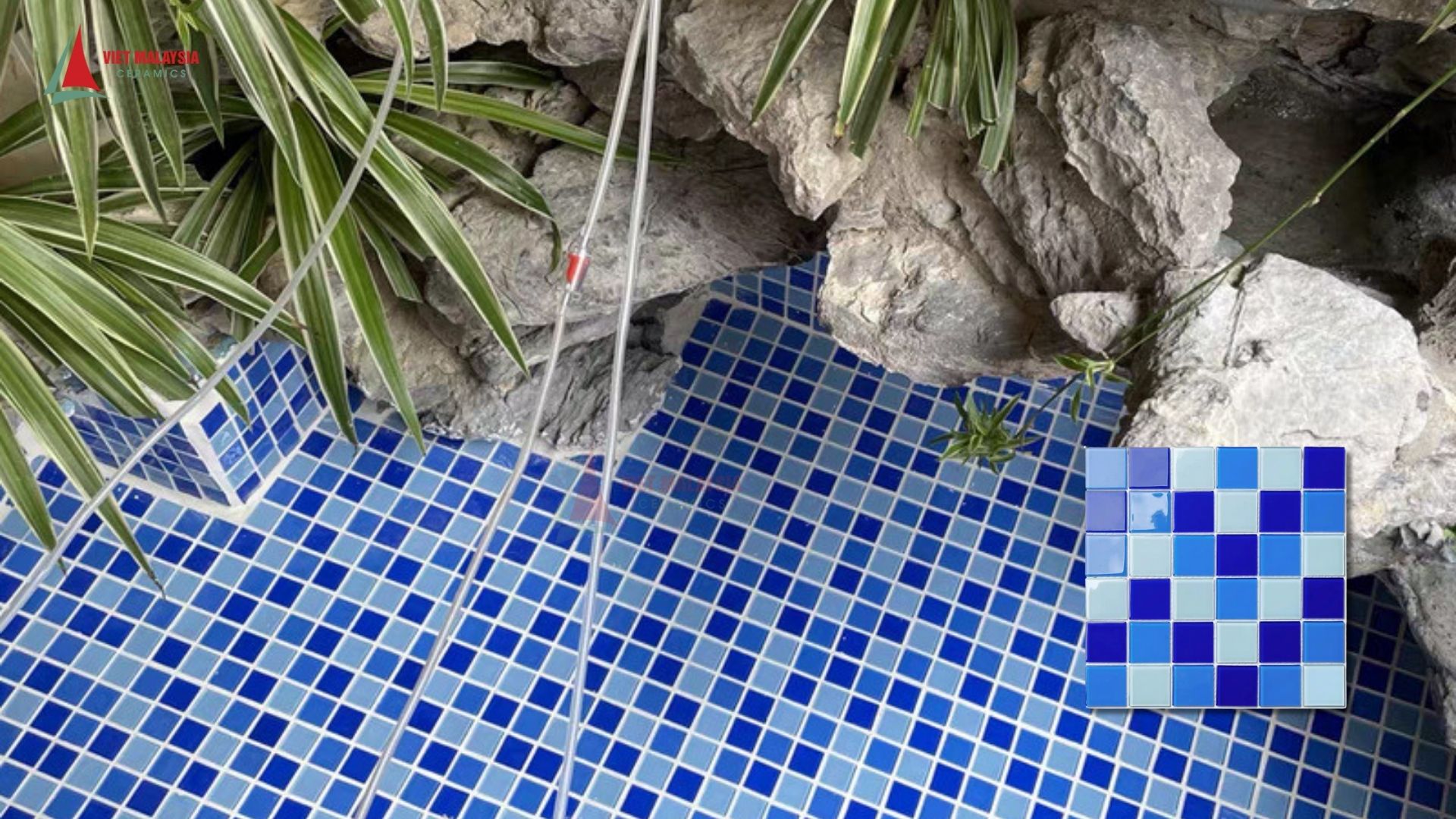Mẫu gạch mosaic thủy tinh ốp hồ bơi với nhiều tông màu xanh biển