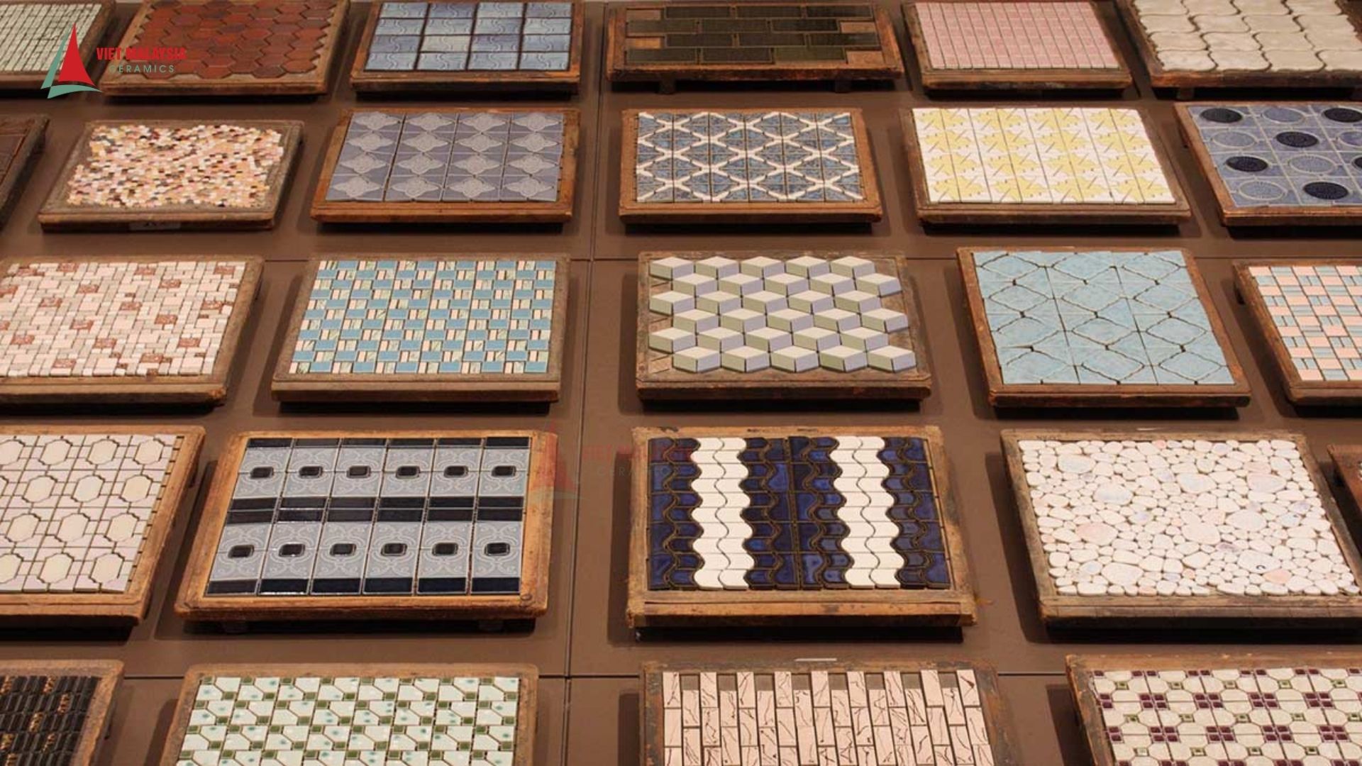 Cấu tạo chi tiết của một vỉ gạch mosaic với các viên chip nhỏ trên lưới