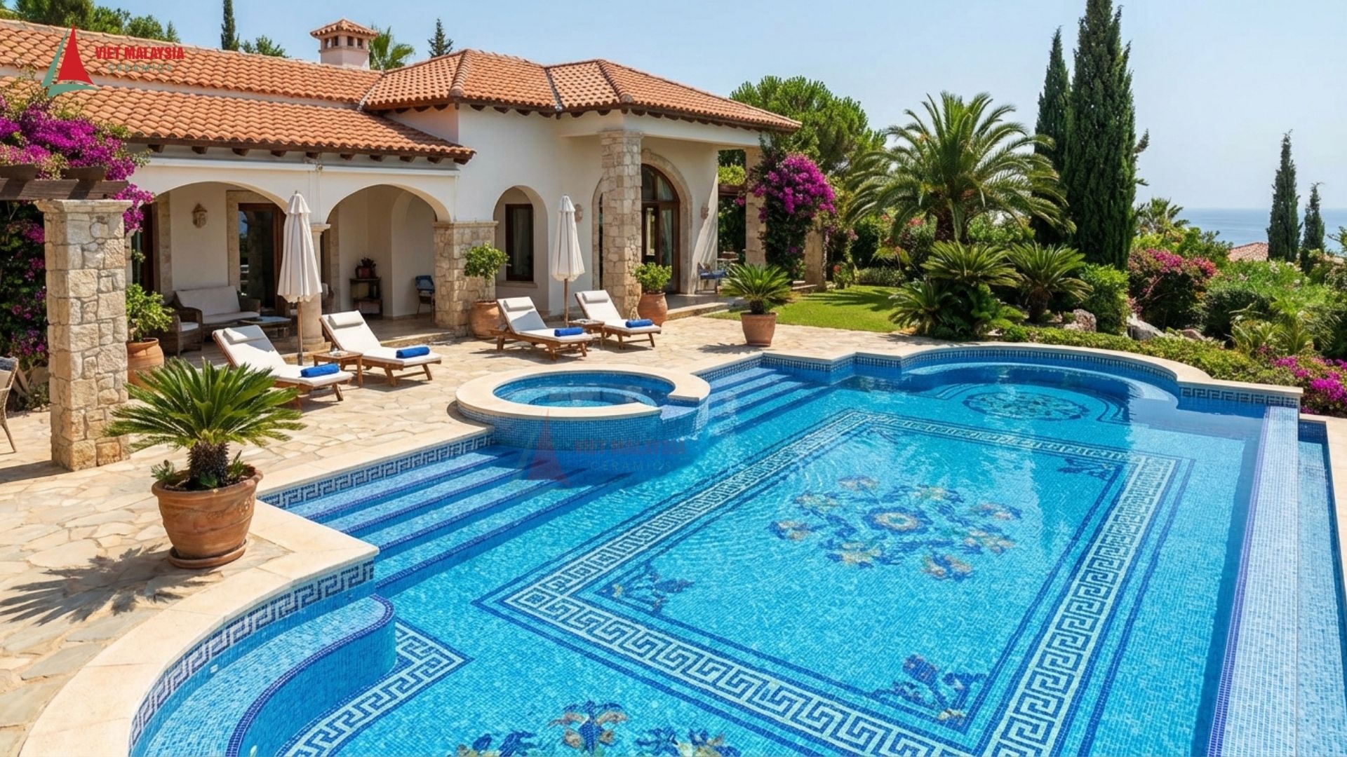 Hồ bơi lấp lánh với gạch mosaic thủy tinh màu xanh dương